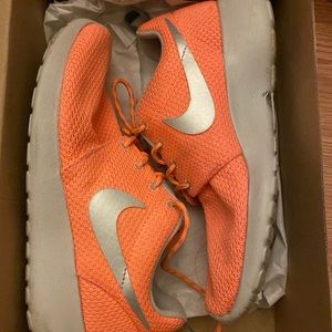 WOMEN’S NIKE ROSHERUN ATOMIC PINK